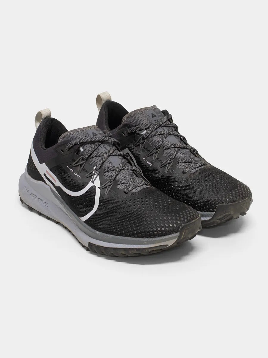 Nike Pegasus Trail 4 pair of mens shoes black