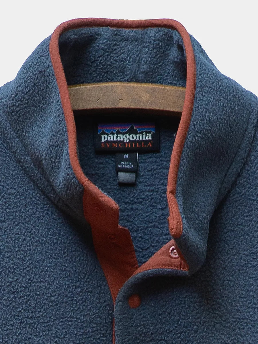 Patagonia Men's Lightweight Synchilla Snap-T Fleece Pullover in Smolder Blue / Burnished Red, detail view