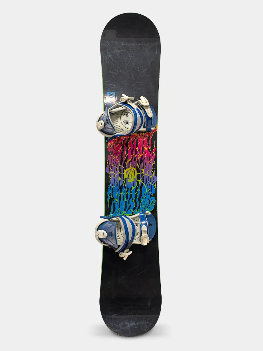 Santa Cruz Fusion TT snowboard, 154cm, with blue-and-white Lamar MX25 bindings. The board features a black top sheet with a bold, psychedelic rainbow pattern across the center.